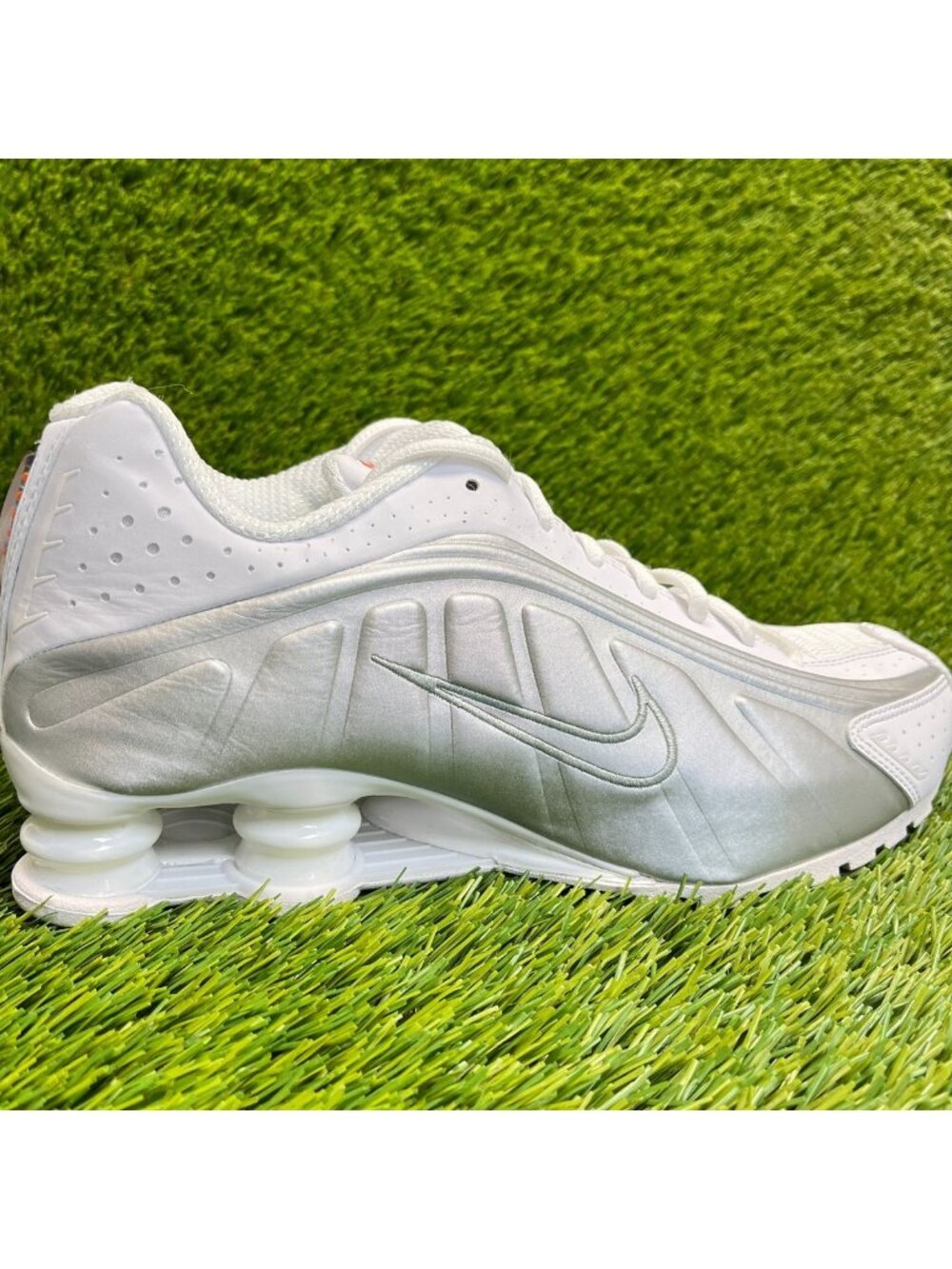 Nike Shox R4 Womens Size 9.5 White Metallic Silver Athletic Shoes Sneakers